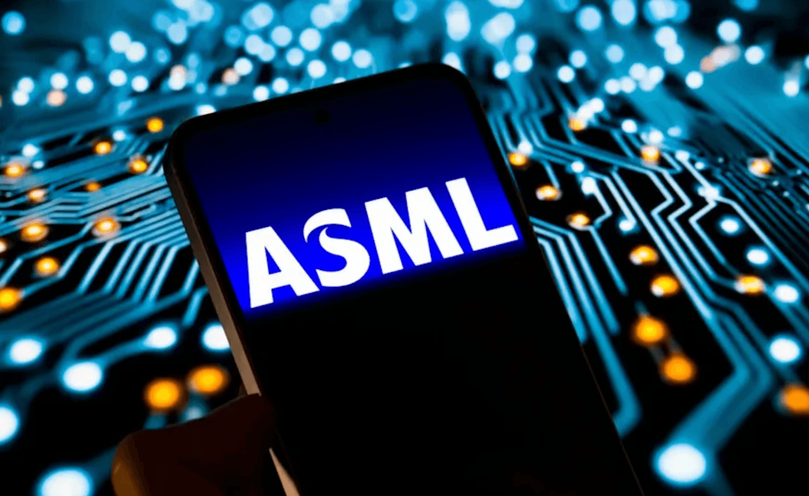 L’action ASML recule malgré un T3 record et des perspectives relevées : le boom des équipements pour puces IA est-il déjà intégré dans les cours ?